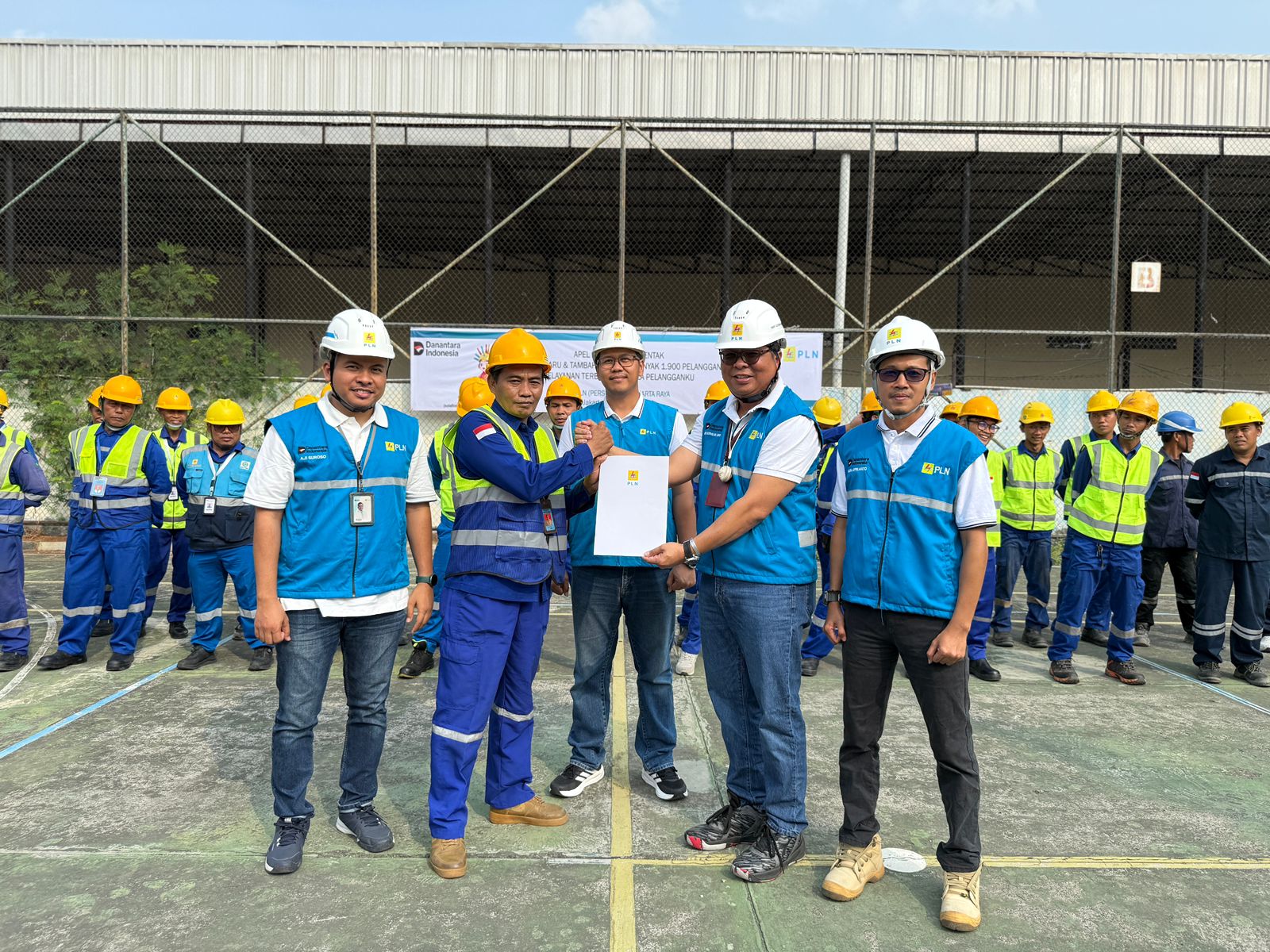 Manager PLN UP3 Tanjung Priok Hanfi Adrhean Abidin menyerahkan Perintah Kerja (PK) secara simbolis kepada perwakilan petugas penyambungan, disaksikan Senior Manager Niaga dan Manajemen Pelanggan PLN UID Jakarta Raya Wira Bhakti Dharma