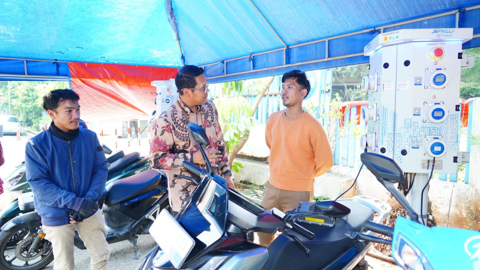 Hari Pelanggan Nasional, PLN Sapa Pelanggan dan Beri Kejutan di Cempaka Putih