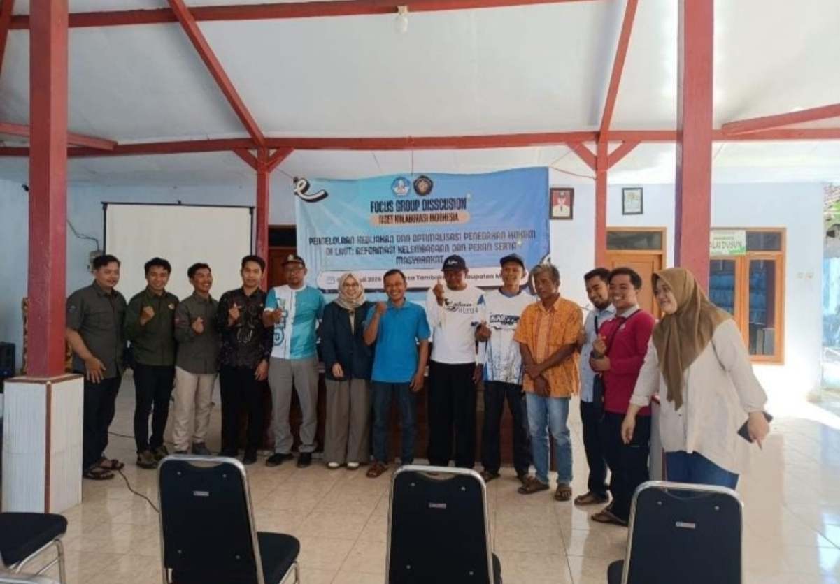 Fasilitasi Legalitas Melaut, Dinas Kelautan Serahkan Puluhan E-BKP ke Nelayan Pasuruan